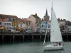 Reiseführer der Vendée - Les Sables-d'Olonne - Fahrendes Segelboot, Kirchturm und Häuser des Viertels Chaume