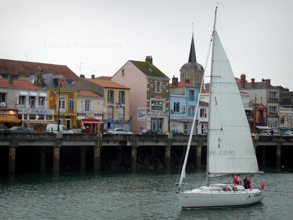 Guide de la Vendée - Les Sables-d'Olonne - Voilier naviguant, clocher et maisons du quartier de la Chaume