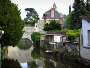 Vendôme - Maisons au bord de la rivière (le Loir)