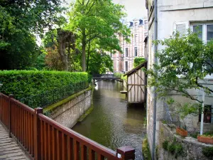 Vendôme - Passerelle enjambant la rivière (le Loir), lavoir ancien, arbres du parc Ronsard et bâtiment (ancien lycée Ronsard) abritant l'hôtel de ville (mairie) en arrière-plan