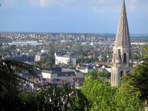 Vendôme - Arbres en premier plan avec vue sur le clocher roman de l'abbaye de la Trinité, les maisons et les bâtiments de la ville