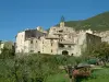 Venterol - Olivenbäume, Sträucher, Kirchturm und Häuser des Dorfes in der Drôme Provençale
