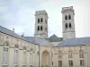 Verdun - Palácio episcopal que abriga o Centro Mundial para a Paz, as Liberdades e os Direitos Humanos e as torres da Catedral de Notre-Dame