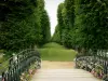 Verneuil-sur-Avre - Passerelle fleurie avec vue sur les Promenades