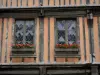 Verneuil-sur-Avre - De estructura de madera casa con ventanas adornadas con flores