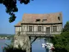 Vernon - Alte Mühle mit Fachwerk, auf den Brückenpfeilern der ehemaligen mittelalterlichen Brücke, Fluss Seine und Boote der nautischen Basis