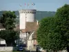 Vernon - Turm Archives (Bergfried der ehemaligen mittelalterlichen Burg) überragend die Häuser des alten Vernon