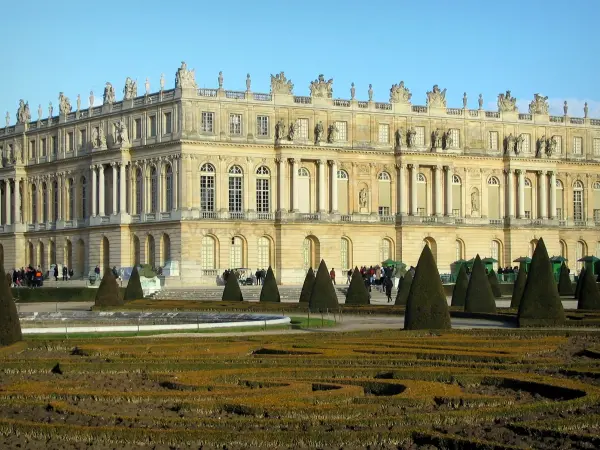 Versailles - Palace of Versailles and its park (flowerbeds, trimmed shrubs and pond)