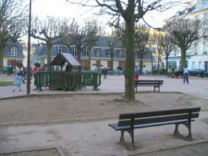 Versalles - Plaza con árboles y bancos y casas en el barrio de Saint-Louis