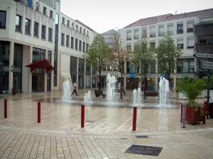 Vesoul - Platz mit Springbrunnen und Gebäuden