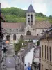 Vétheuil - Klokkentoren van de kerk Notre-Dame, straat en huizen van het dorp; in het Regionaal Natuurpark van de Franse Vexin