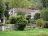 Vétheuil - Huizen omgeven door bomen; in het Regionaal Natuurpark van de Franse Vexin