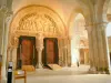 Vézelay - Intérieur de la basilique Sainte-Marie-Madeleine : portails sculptés du narthex