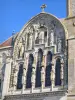 Vézelay - Basilique Sainte-Marie-Madeleine : statues de saints ornant la façade occidentale
