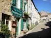 Vézelay - Devanture d'un restaurant et façades de maisons du village