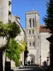 Vézelay - Vue sur la tour Saint-Michel de la basilique Sainte-Marie-Madeleine et les façades de maisons du village