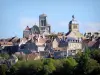 Vézelay - Tours de la basilique Sainte-Marie-Madeleine, tour de l'Horloge (clocher de l'ancienne église Saint-Pierre) et maisons du village de Vézelay