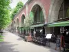 Viaduc des Arts et sa Promenade plantée - Terrasse de café et boutiques du viaduc