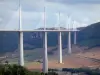 Viaduc de Millau - Vue sur le pont autoroutier à haubans et son paysage environnant ; dans le Parc Naturel Régional des Grands Causses