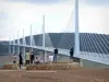 Viadukt  von Millau - Aussichtspunkt mit Blick auf die Autobahnbrücke mit Schrägseilen