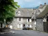 Vic-sur-Cère - Fontein en stenen huizen van de oude spa