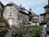 Vic-sur-Cère - Ruelle bloemen en huizen van de oude spa