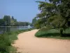 Vichy - Promenade au bord de la rivière Allier