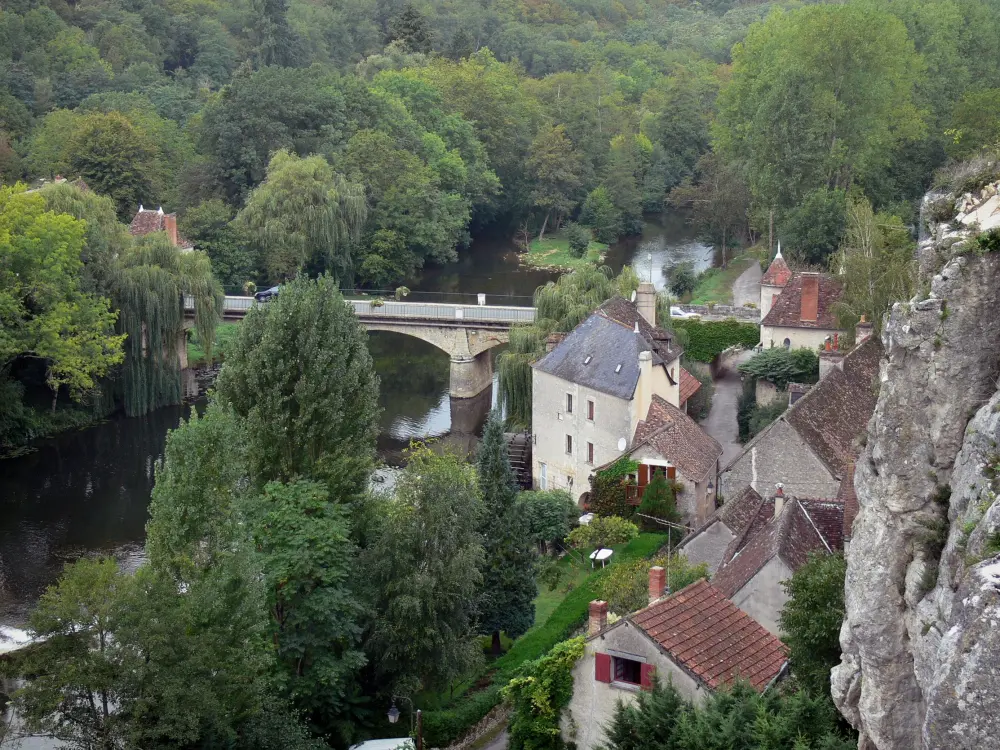 Guia de Vienne - Angles-sur-l'Anglin - Casas de aldeia, ponte que atravessa o rio Anglin, árvores à beira da água