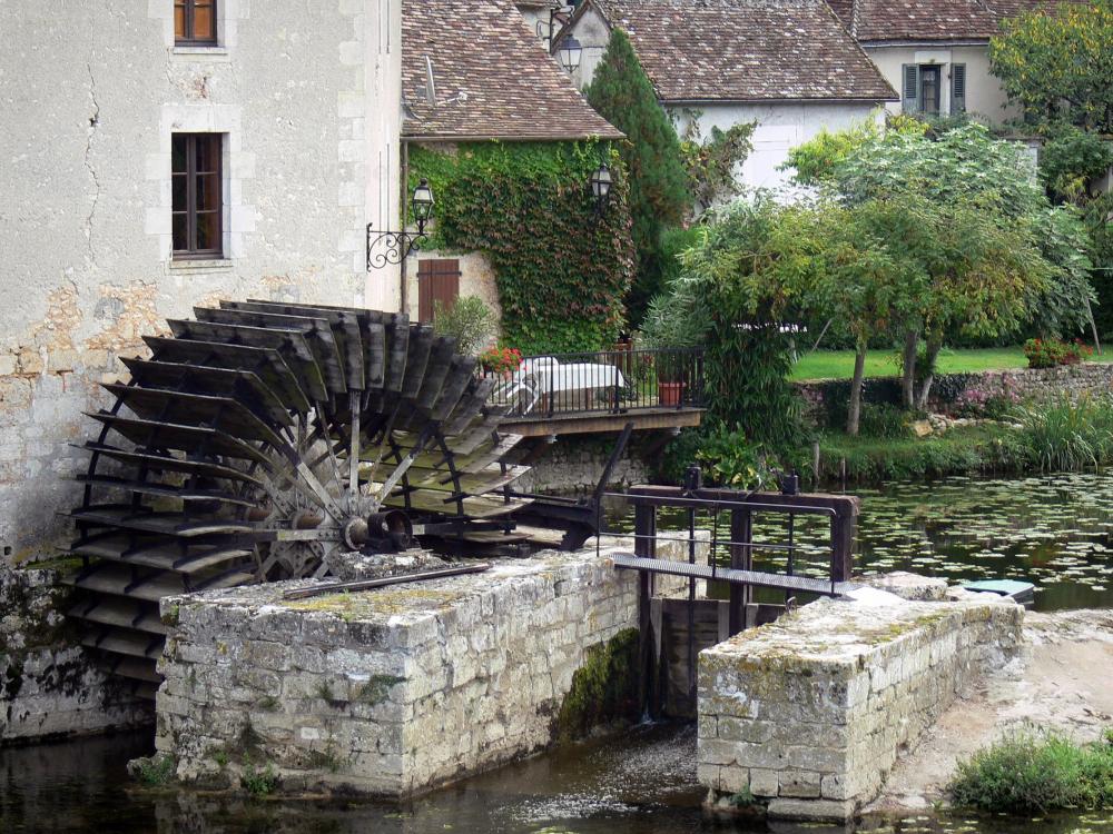 Guide de la Vienne - Angles-sur-l'Anglin - Moulin à eau, rivière Anglin et maisons du village