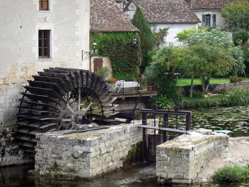 Guida della Vienne - Angles-sur-l'Anglin - Watermill, fiume Anglin e case del villaggio