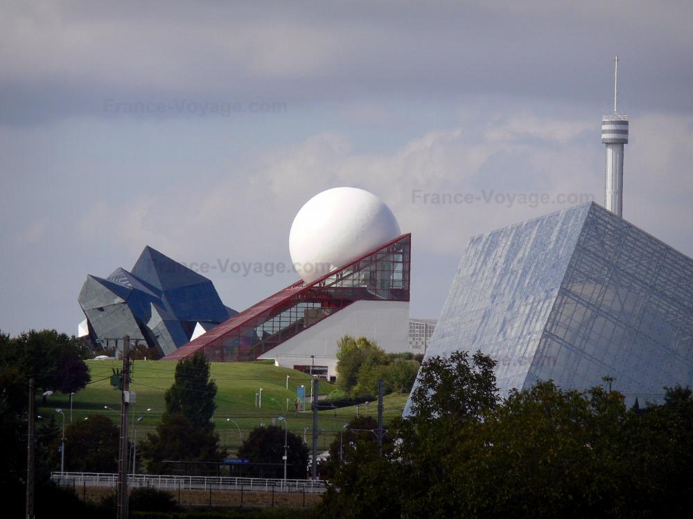 Guide de la Vienne - Parc du Futuroscope - Bâtiments à l'architecture futuriste : Omnimax en premier plan, pavillon du Futuroscope (sphère blanche et prisme de verre), et Kinemax en arrière-plan