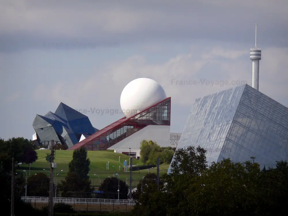 Guia de Vienne - Parque Futuroscope - Edifícios com arquitetura futurista: Omnimax em primeiro plano, pavilhão Futuroscope (esfera branca e prisma de vidro) e Kinemax em segundo plano