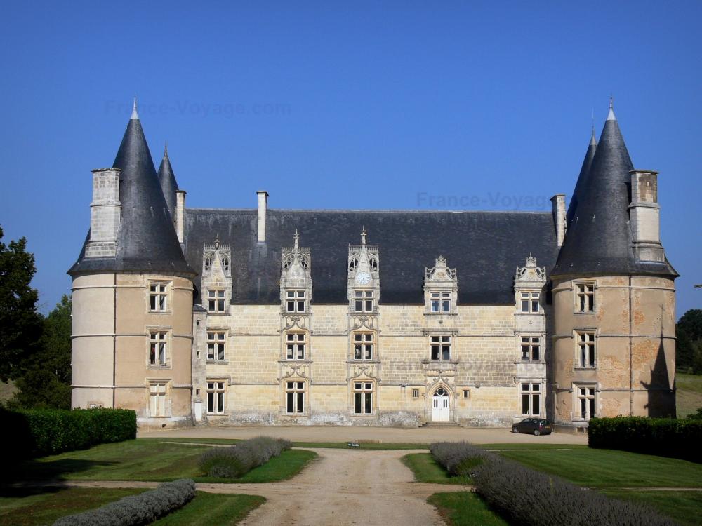 Guide de la Vienne - Château de La Roche - Château abritant le musée de l'Ordre de Malte, à Magné