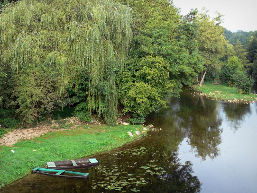 Guide de la Vienne - Paysages de la Vienne - Rivière Anglin, barques, rive, arbres au bord de l'eau ; à Angles-sur-l'Anglin