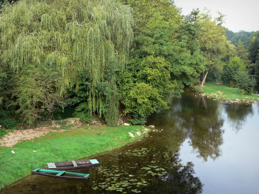 Guia de Vienne - Paisagens de Viena - Anglin River, barcos, margens, árvores à beira da água; em Angles-sur-l'Anglin