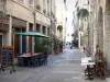 Vienne - Ruelle de la vieille ville avec ses façades de maisons et ses terrasses de cafés