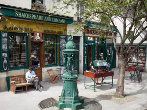 Viertel Latin - Schaufenster einer Buchhandlung und Brunnen Wallace, Strasse Bûcherie