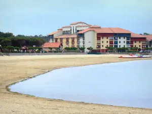 Vieux-Boucau Port d'Albret - Sandy beach of the marine lake and facades of the resort