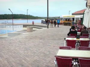 Vieux-Boucau Port d'Albret - Outdoor cafés overlooking the marine lake