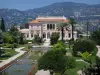Villa Ephrussi de Rothschild - Palais à l'italienne et grand bassin du jardin à la française, collines en arrière-plan ; à Saint-Jean-Cap-Ferrat