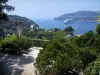Villa Ephrussi de Rothschild - Jardin du palais avec vue sur la rade de Villefranche-sur-Mer, la mer Méditerranée avec un bateau de croisière et le mont Boron en arrière-plan