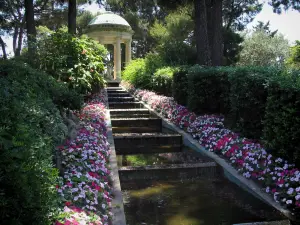 Villa Ephrussi de Rothschild - Jardin à la française : temple de l'Amour et escalier d'eau bordé de fleurs et d'arbustes