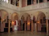 Villa Ephrussi de Rothschild - En el interior del palacio, las columnas y los arcos patio cubierto