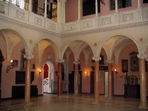 Villa Ephrussi de Rothschild - Intérieur du palais : colonnes et arcades du patio couvert