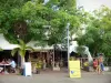 Village artisanal de L'Éperon - Atelier de création d'objets déco en coco et terrasse de restaurant sous les arbres