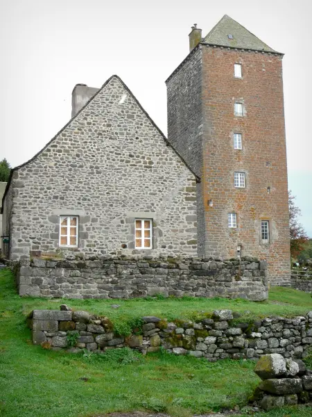 Village of Aubrac - Dômerie d'Aubrac, in the town of Saint-Chely-d'Aubrac: English tower and stone facade