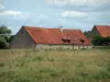 Villages du Berry - Champ et maisons berrichonnes en pierre, nuages dans le ciel