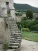 Le Villard - Las escaleras de la iglesia de Saint-Privat con vistas al paisaje de los alrededores
