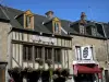 Villedieu-les-Poêles - Haus des Zinn und seine Fachwerkfassade geschmückt mit Blumen,
in der Stätte des Kupfer (Altstadt)