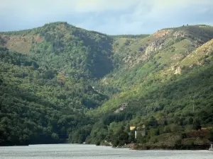 Meer van Villefort - Water reservoir omgeven door bergen